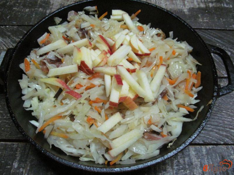 Фото приготовление рецепта: Капуста на свиной грудинке с яблоком шаг №5