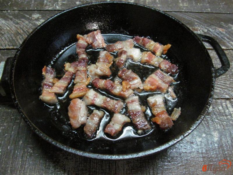 Фото приготовление рецепта: Капуста на свиной грудинке с яблоком шаг №2