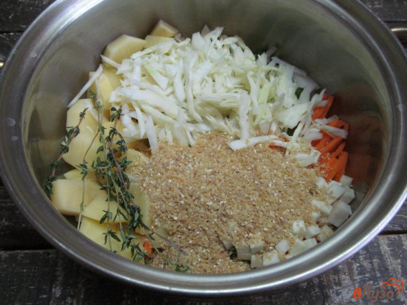 Фото приготовление рецепта: Овощной суп на курином бульоне с пшеничной крупой шаг №3