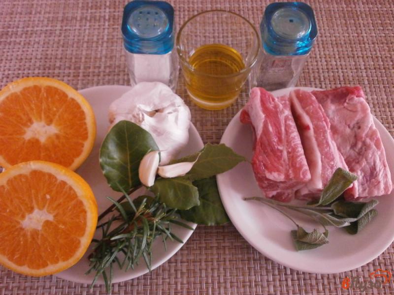 Фото приготовление рецепта: Свинные рёбрышки в апельсиновом соусе с ароматными травами. шаг №1
