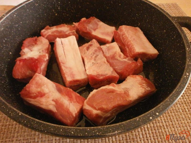 Фото приготовление рецепта: Свинные рёбрышки в апельсиновом соусе с ароматными травами. шаг №4