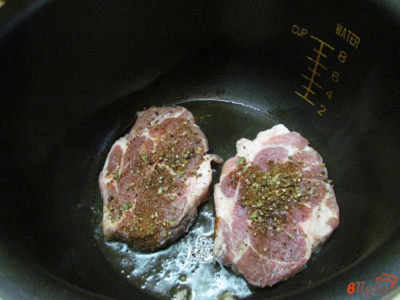 Фото приготовление рецепта: Свинина с овощами и консервированным горошком в мультиварке шаг №2