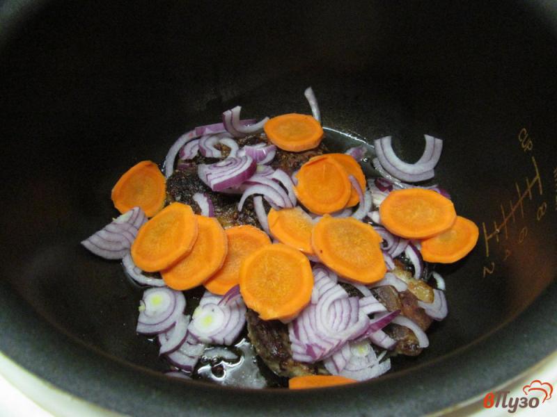 Фото приготовление рецепта: Свинина с овощами и консервированным горошком в мультиварке шаг №3