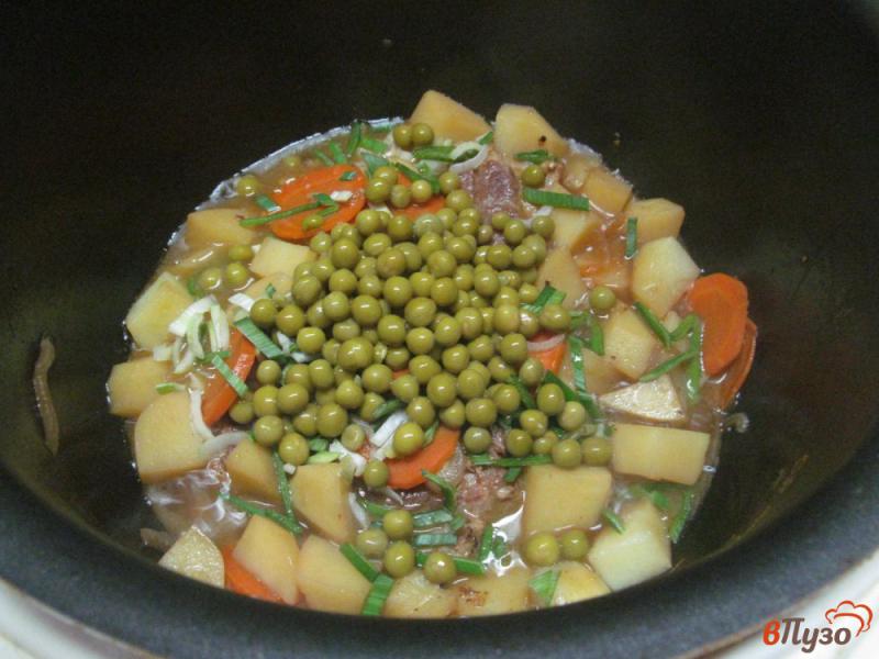 Фото приготовление рецепта: Свинина с овощами и консервированным горошком в мультиварке шаг №5