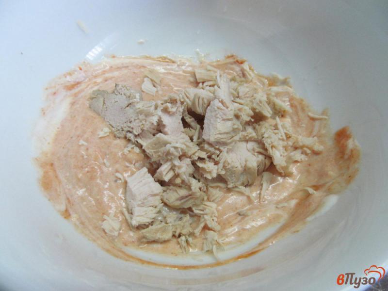 Фото приготовление рецепта: Салат из курицы яблока и соленого огурца шаг №2