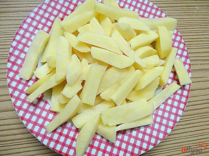 Фото приготовление рецепта: Картофель жареный на сале с чесноком и укропом шаг №3
