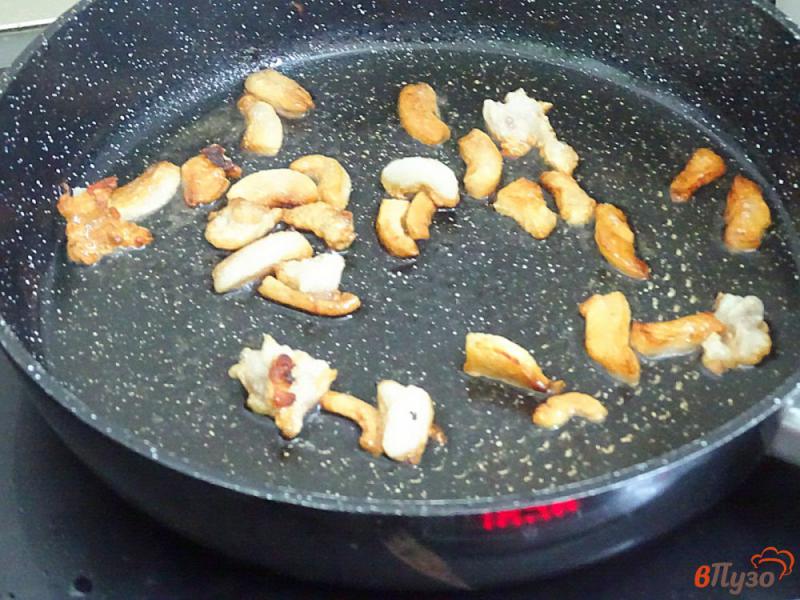 Фото приготовление рецепта: Картофель жареный на сале с чесноком и укропом шаг №4