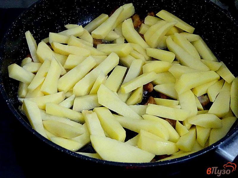 Фото приготовление рецепта: Картофель жареный на сале с чесноком и укропом шаг №5