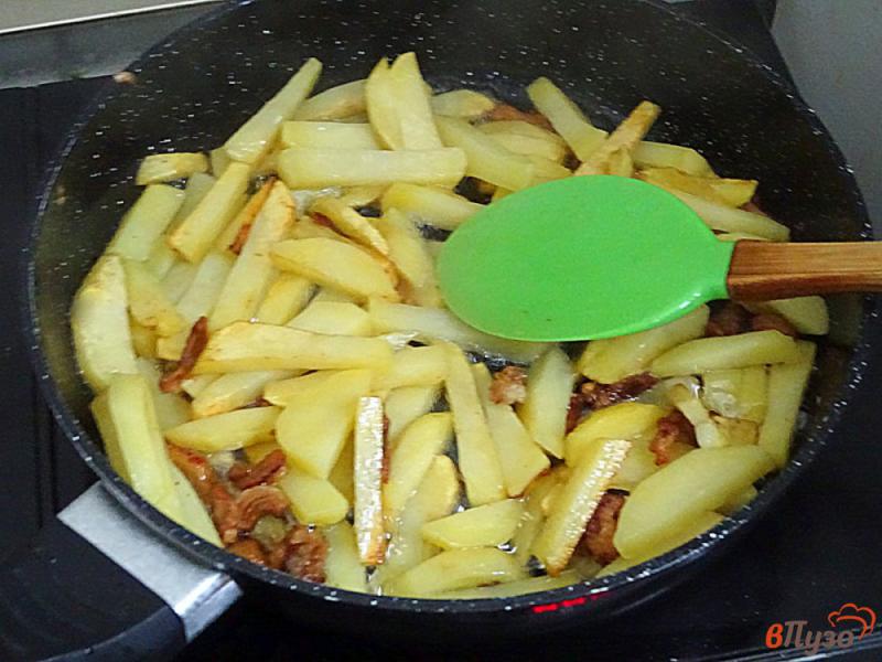 Фото приготовление рецепта: Картофель жареный на сале с чесноком и укропом шаг №6