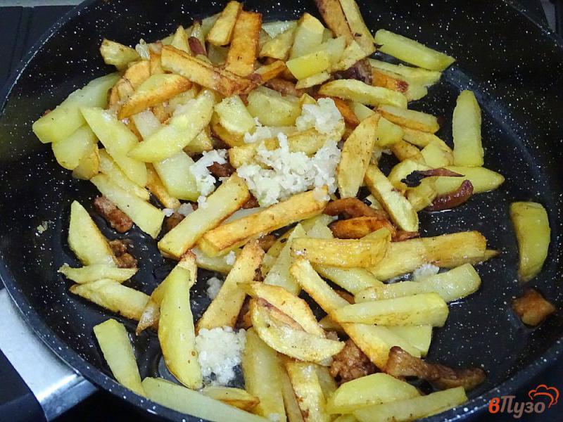 Фото приготовление рецепта: Картофель жареный на сале с чесноком и укропом шаг №7