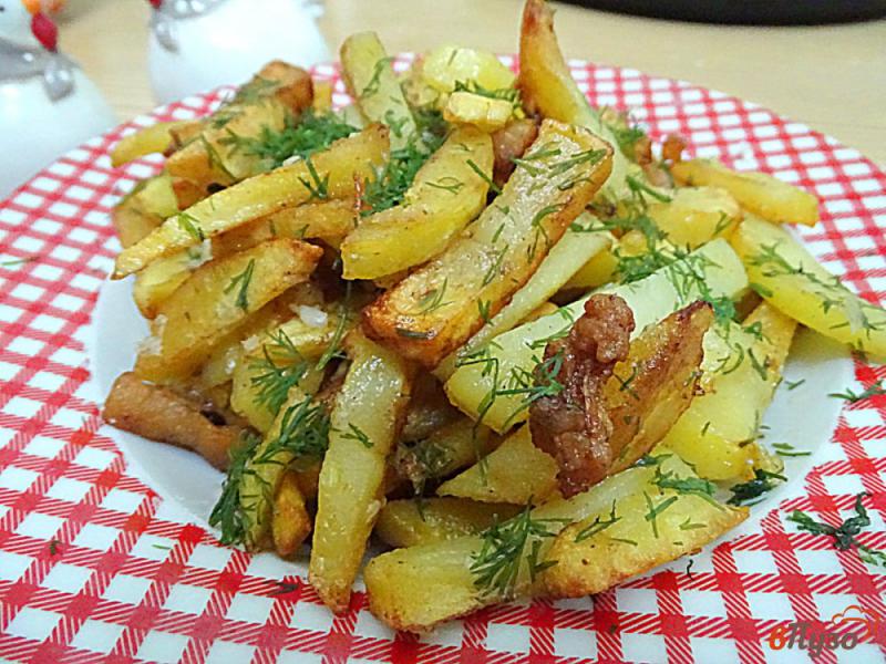 Фото приготовление рецепта: Картофель жареный на сале с чесноком и укропом шаг №8