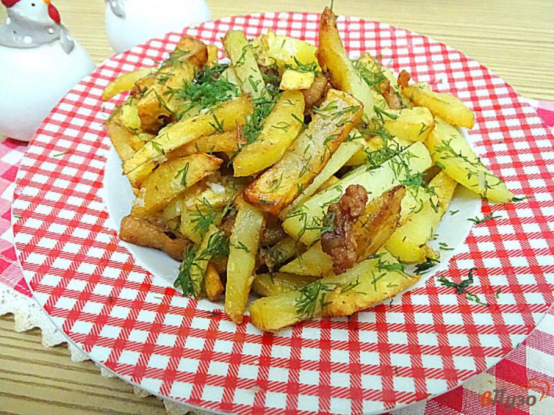 Фото приготовление рецепта: Картофель жареный на сале с чесноком и укропом шаг №9