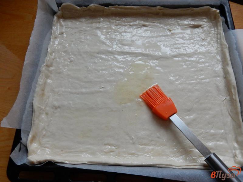Фото приготовление рецепта: Открытый пирог на слоеном тесте шаг №3