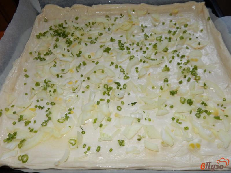 Фото приготовление рецепта: Открытый пирог на слоеном тесте шаг №5
