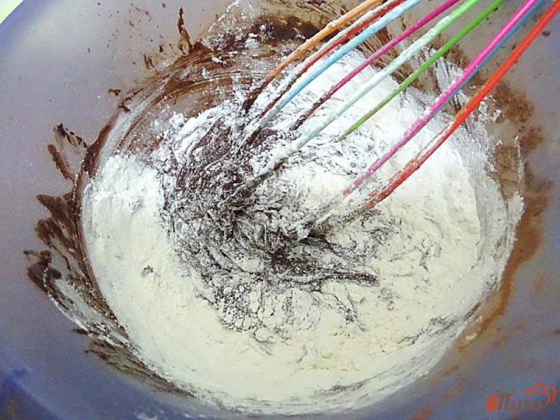 Фото приготовление рецепта: Шоколадные маффины на молоке и растительном масле шаг №5