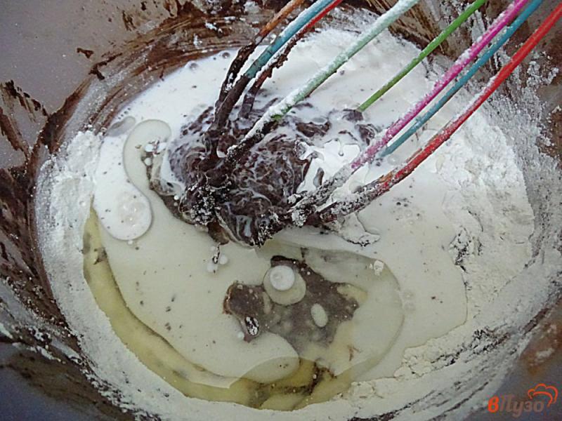 Фото приготовление рецепта: Шоколадные маффины на молоке и растительном масле шаг №6