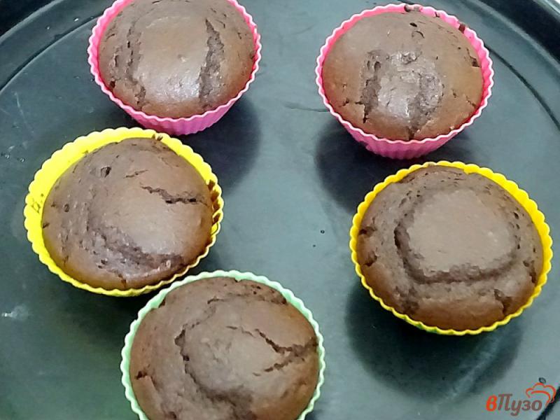 Фото приготовление рецепта: Шоколадные маффины на молоке и растительном масле шаг №9