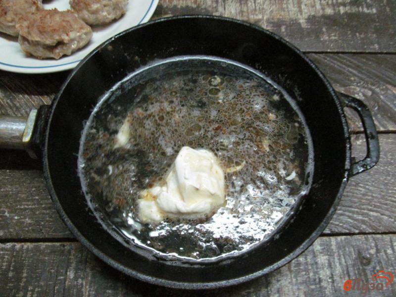 Фото приготовление рецепта: Котлеты в соусе из мягкого сыра шаг №7