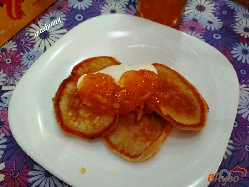 Фото приготовление рецепта: Ванильные оладьи с апельсиновым джемом шаг №7