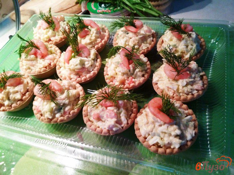 Фото приготовление рецепта: Тарталетки с салатом из креветок шаг №10