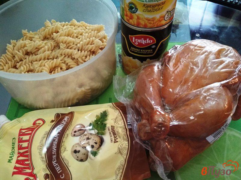 Фото приготовление рецепта: Салат с копченой курицей и ананасом шаг №1