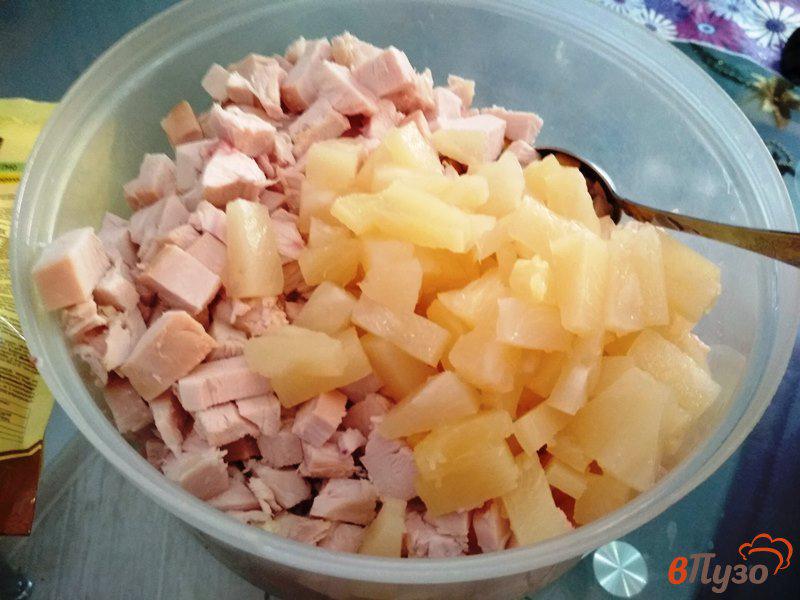 Фото приготовление рецепта: Салат с копченой курицей и ананасом шаг №3