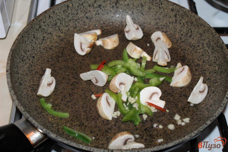 Фото приготовление рецепта: Острая фунчоза с брокколи и грибами шаг №2
