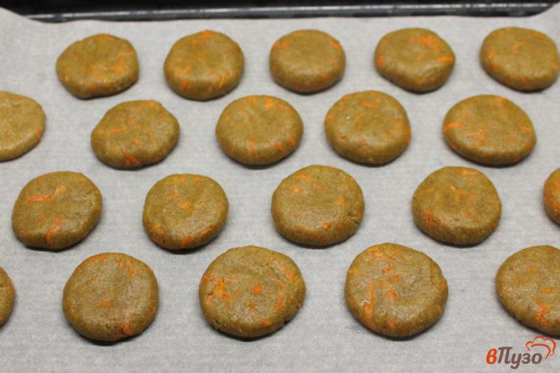Фото приготовление рецепта: Ржаное печенье с морковкой и медом шаг №6