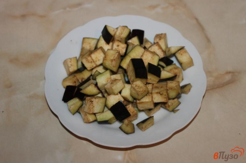 Фото приготовление рецепта: Салат из баклажан с фетой и помидорами шаг №1