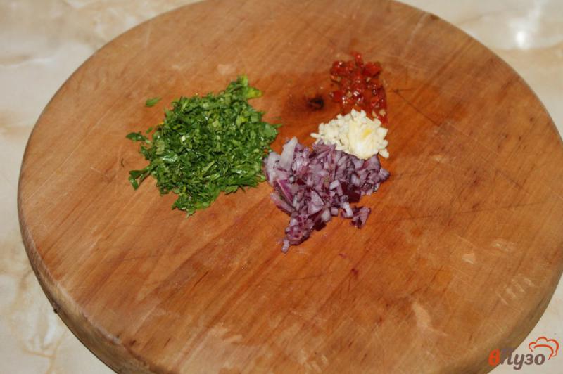 Фото приготовление рецепта: Томатный соус с зеленью перцем чили и овощами шаг №1