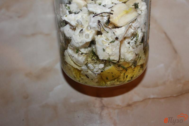 Фото приготовление рецепта: Брынза маринованная в итальянских травах с лимоном и и чесноком шаг №4