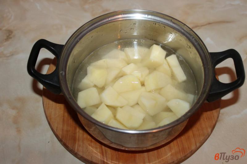 Фото приготовление рецепта: Картофельное пюре с томатами и беконом шаг №2
