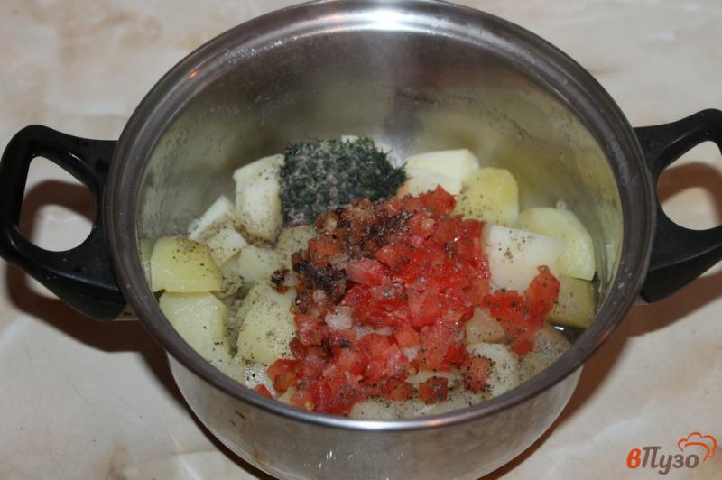 Фото приготовление рецепта: Картофельное пюре с томатами и беконом шаг №4