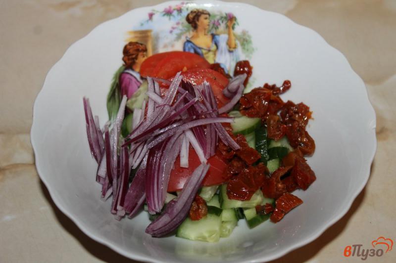 Фото приготовление рецепта: Салат из огурцов, вяленых томатов и брынзы шаг №3