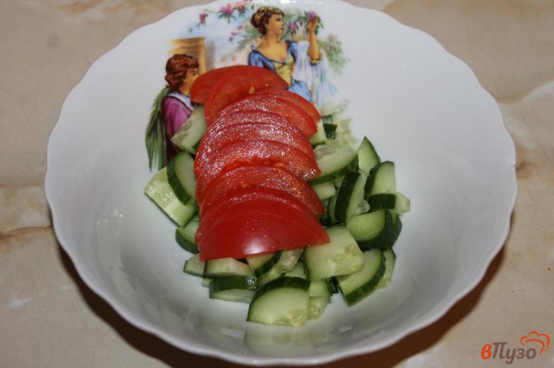 Фото приготовление рецепта: Салат из огурцов, вяленых томатов и брынзы шаг №2