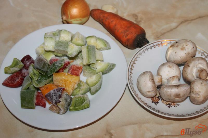 Фото приготовление рецепта: Томатная подлива с овощами и шампиньонами шаг №1