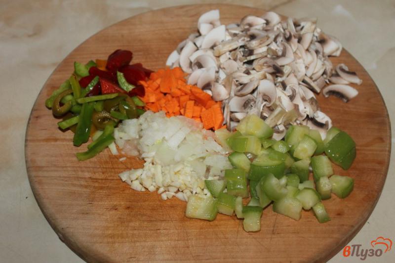 Фото приготовление рецепта: Томатная подлива с овощами и шампиньонами шаг №2