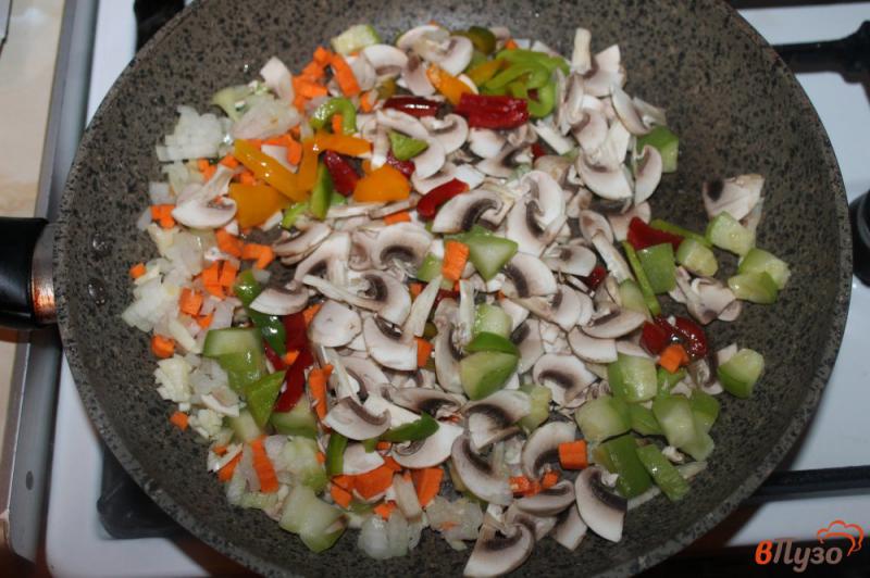 Фото приготовление рецепта: Томатная подлива с овощами и шампиньонами шаг №3