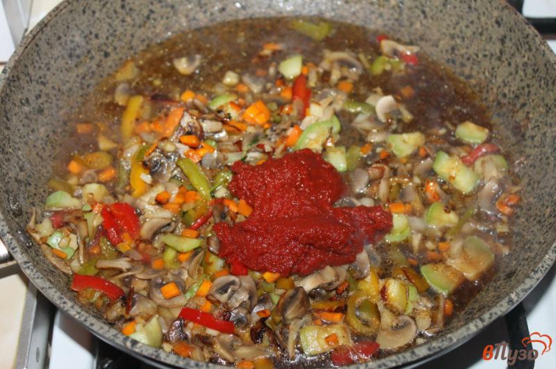 Фото приготовление рецепта: Томатная подлива с овощами и шампиньонами шаг №4