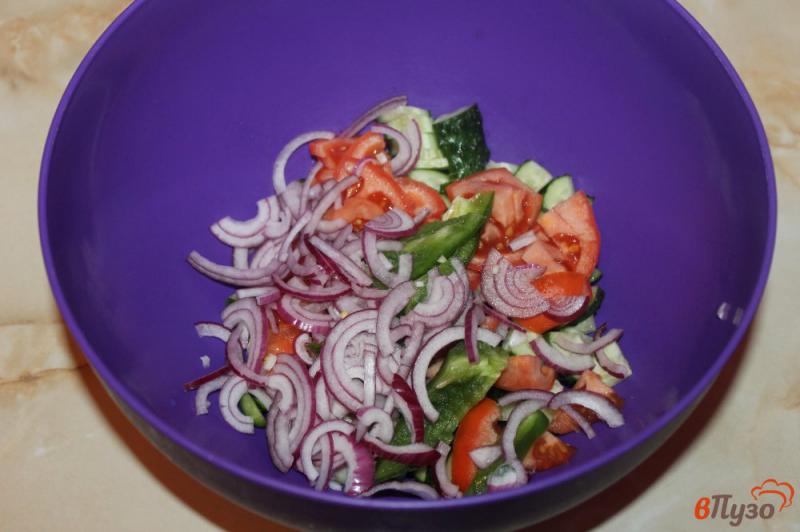 Фото приготовление рецепта: Овощной салат с жареными вешенками шаг №5