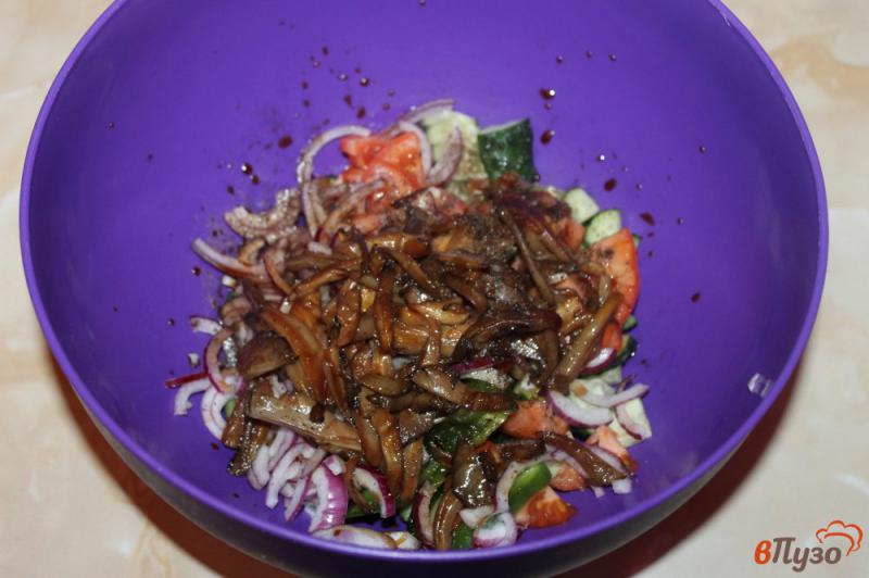 Фото приготовление рецепта: Овощной салат с жареными вешенками шаг №7