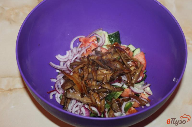 Фото приготовление рецепта: Овощной салат с жареными вешенками шаг №6