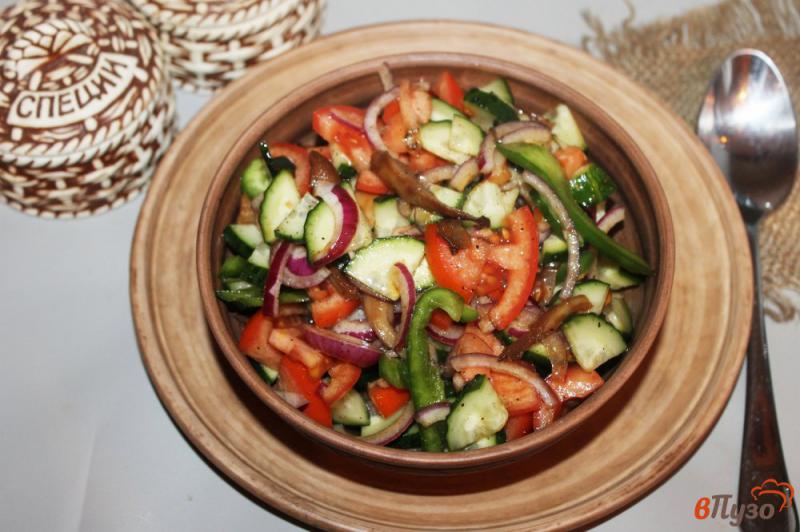 Фото приготовление рецепта: Овощной салат с жареными вешенками шаг №8