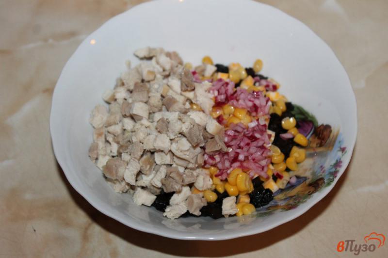 Фото приготовление рецепта: Салат из чернослива, курицы и сыра шаг №5