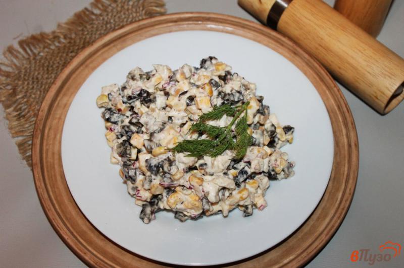 Фото приготовление рецепта: Салат из чернослива, курицы и сыра шаг №7