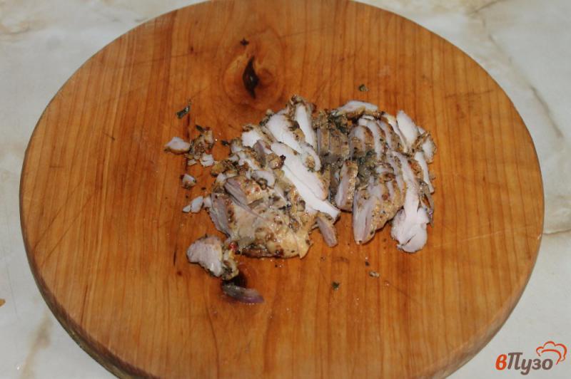 Фото приготовление рецепта: Омлет с курицей и брынзой шаг №3