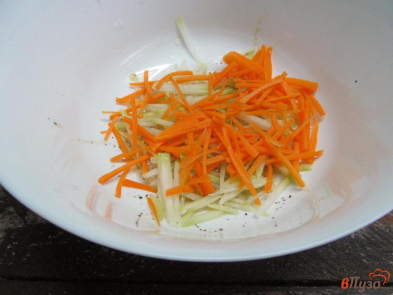 Фото приготовление рецепта: Салат из кольраби с морковью и свеклой шаг №3