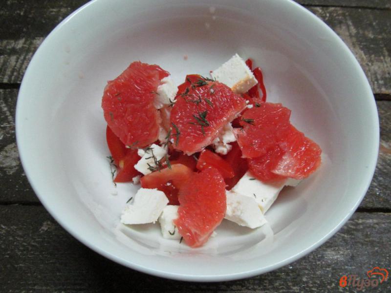 Фото приготовление рецепта: Салат с вешенками и грейпфрутом шаг №5