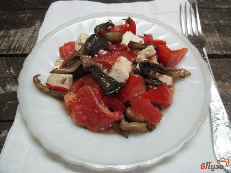 Фото приготовление рецепта: Салат с вешенками и грейпфрутом шаг №8