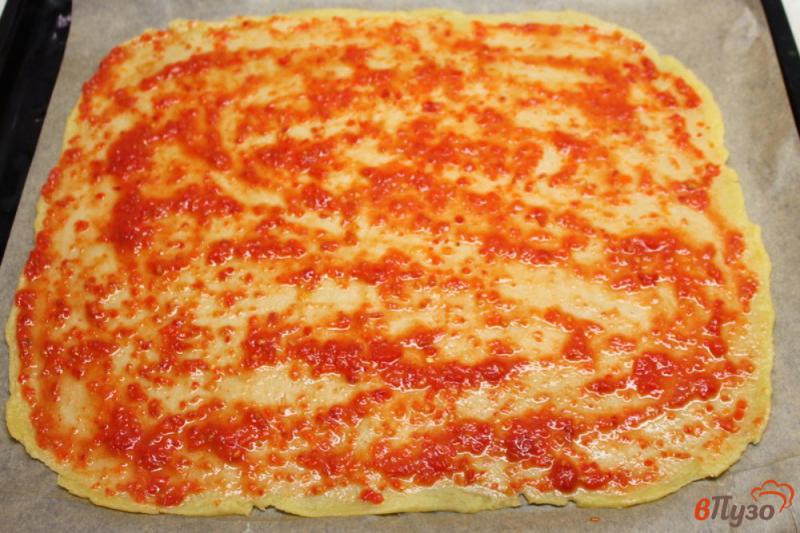 Фото приготовление рецепта: Пицца на тесте без дрожжей с колбасой и огурчиком шаг №4